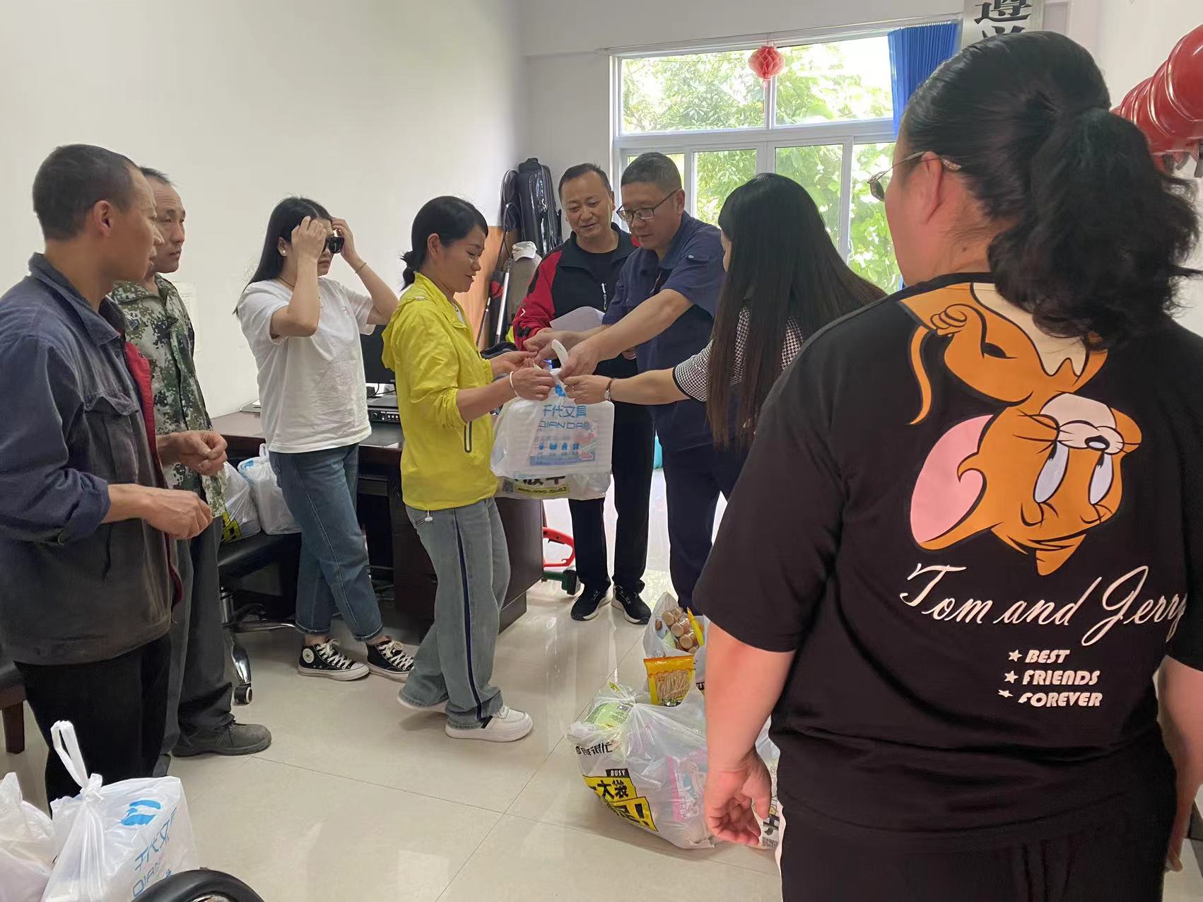 为公司员工的孩子准备了儿童节礼物